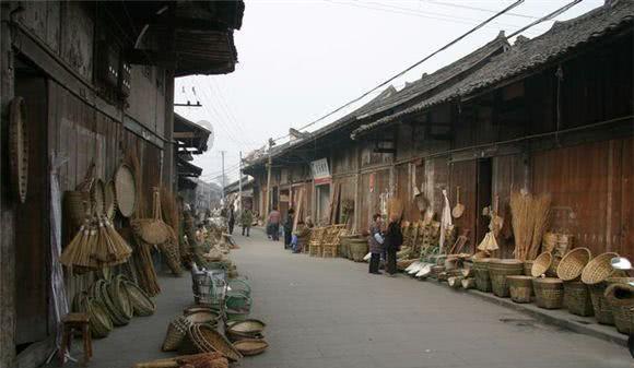 用特色旅游为乡村“引流”